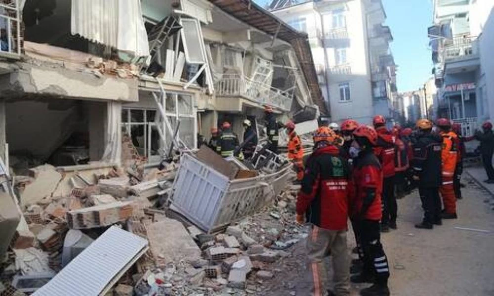 Στους 113 οι νεκροί στην Τουρκία από τον φονικό σεισμό